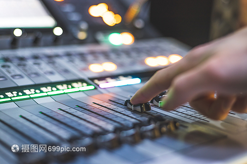 錄音室中的專業音樂制作 錄音制作工程師的藝術與科技